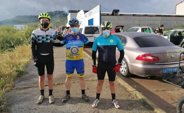 Miembros de la Asoc. Cicloturista 'Cancho Roano' antes de la salida 