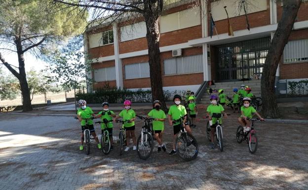 Los niños disfrutan y apreden sobre la bicicleta 