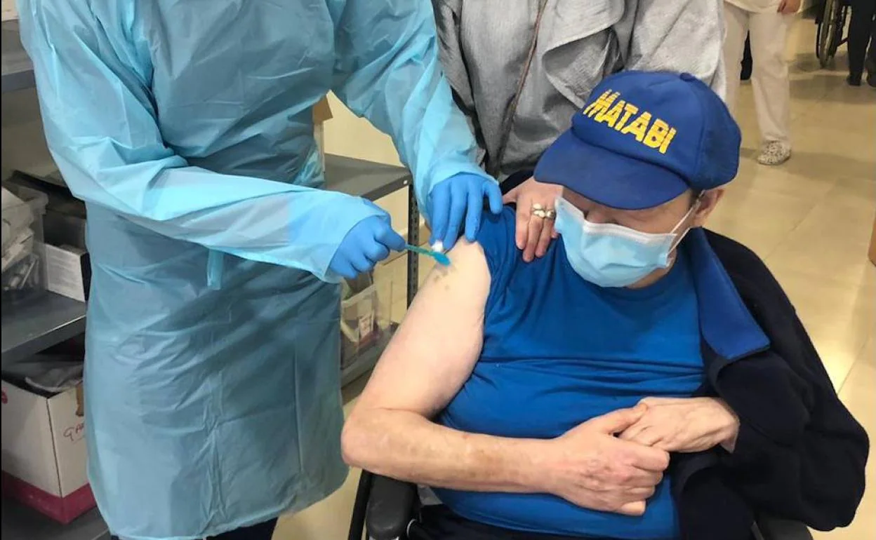 Un usuario recibiendo la vacuna contra la Covid-19 el pasado mes de febrero 