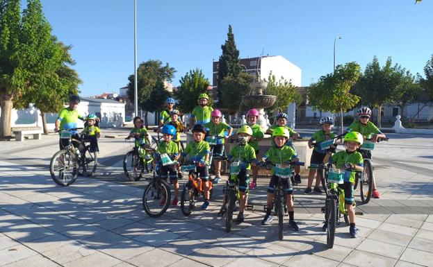 Los niños paticipantes en la Plaza de Malpartida 