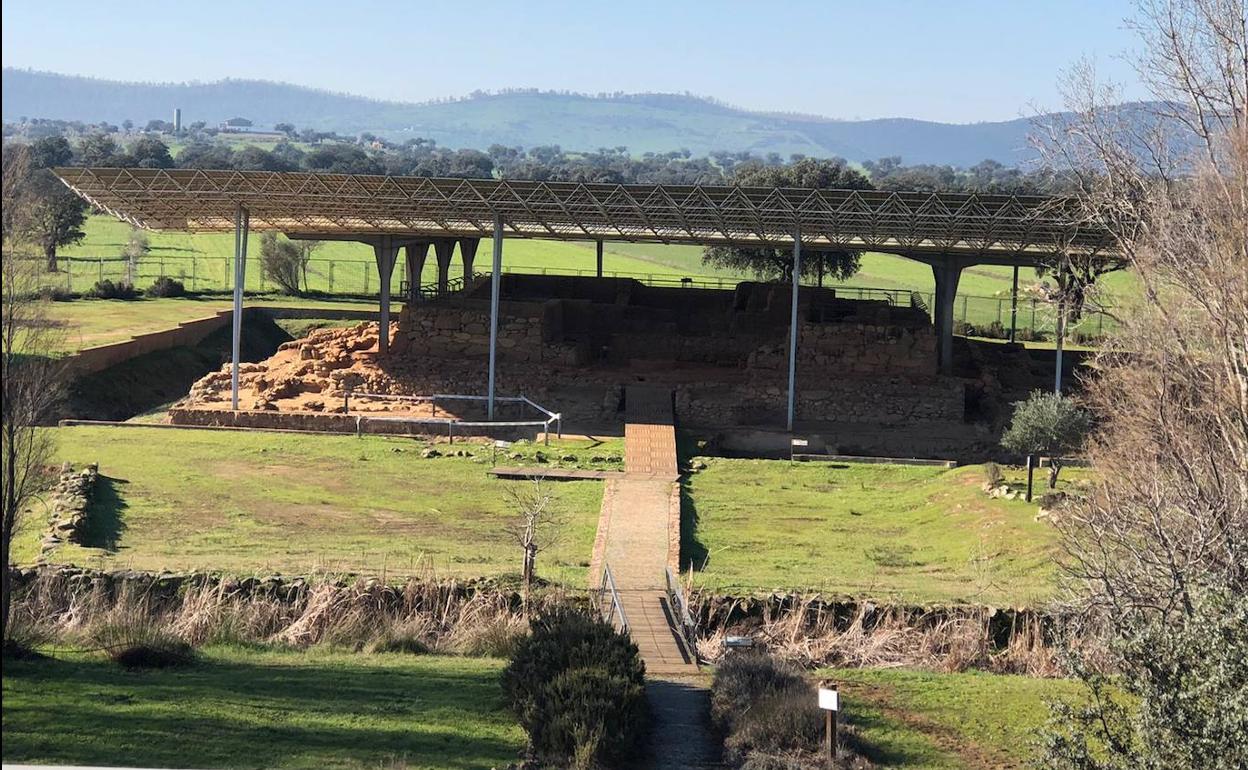 Vistas al yacimiento tartésico de Cancho Roano 