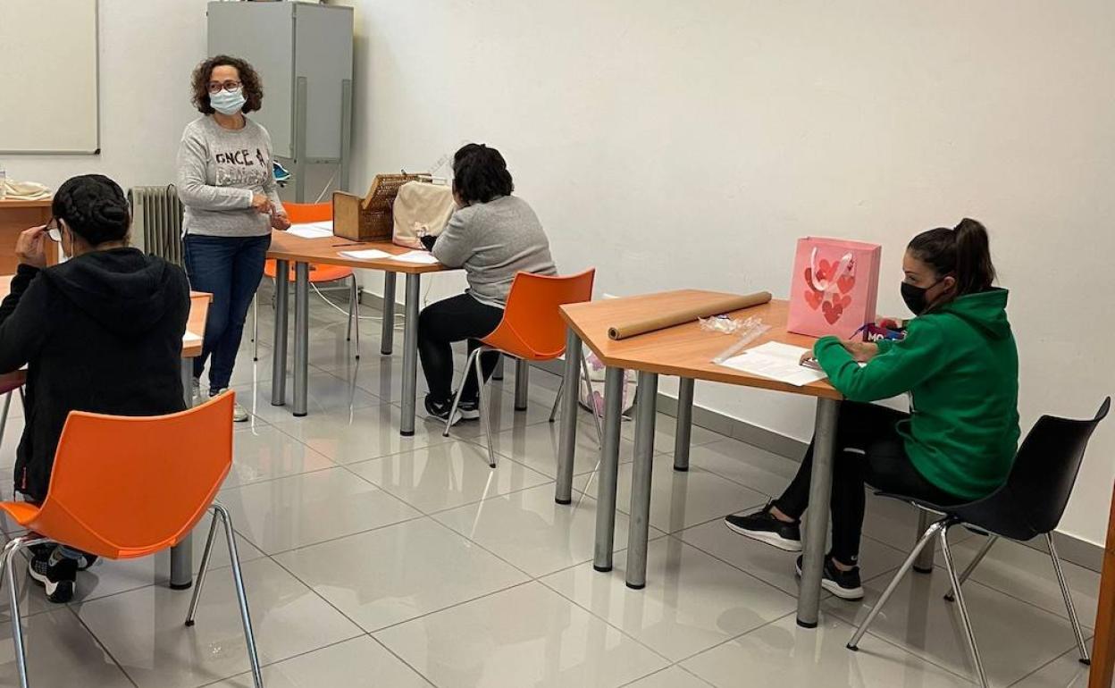 La ilipense Jacinta Waliño vuelve a impartir su tradicional curso de costura