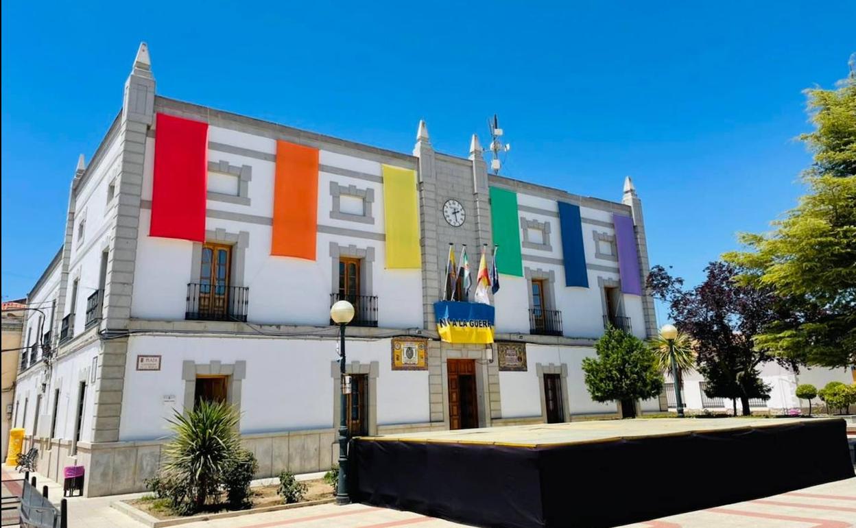 La bandera del arcoíris en el balcón del ayuntamiento