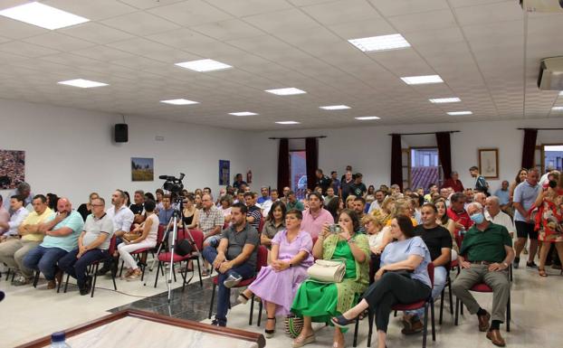 Asistentes al pleno extraordinario para elegir nuevo alcalde 