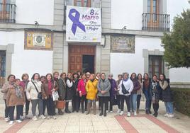 Colocación del lazo morado en la fachada del Ayuntamiento.
