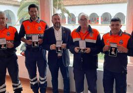 El alcalde de Zalamea junto a los otros 5 condecorados de la localidad.