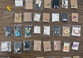 Pendientes intervenidos por la Guardia Civil.