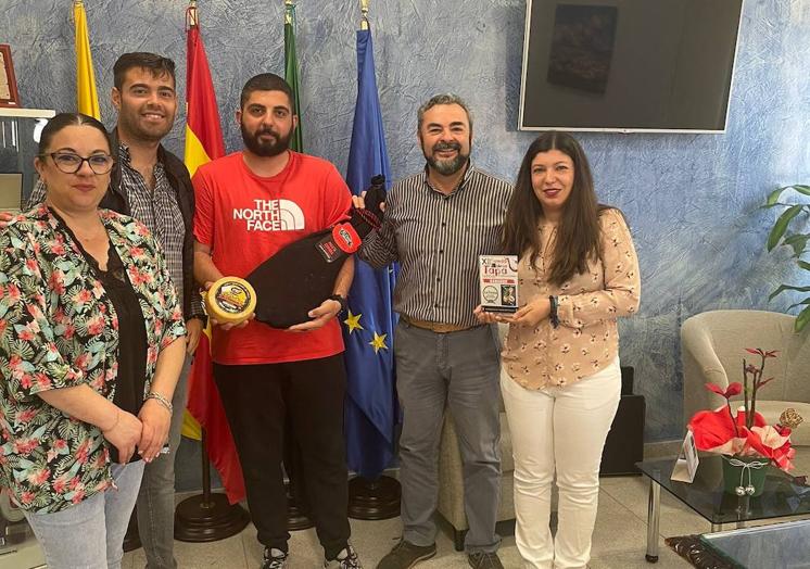 Imagen principal - Fotografía con todos los premiados en esta última edición de la Ruta de la Tapa de Zalamea de la Serena. 