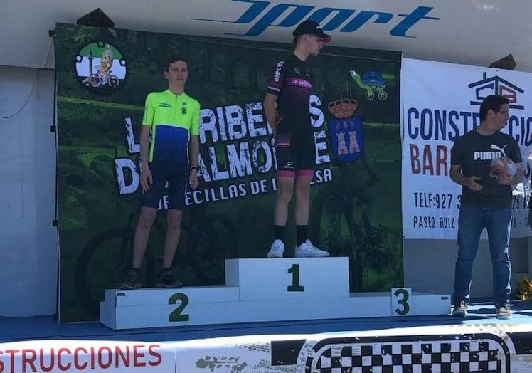 Imagen principal - La AC Cancho Roano sigue llevando el nombre de Zalamea por toda Extremadura