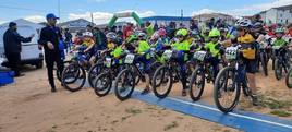 Varios ciclistas de Zalamea en la salida de la carrera de Jaraíz.