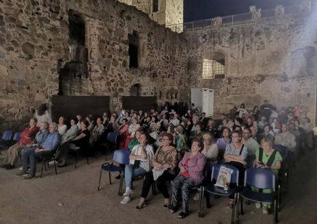 Imagen secundaria 1 - También fue numeroso el público que asistió al concierto de 'The boleritos'.