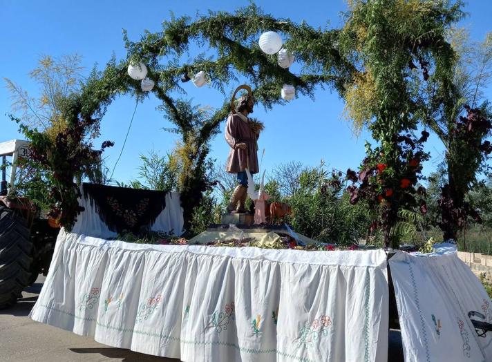 Imagen principal - Zalamea ha disfrutado de un festivo fin de semana con la Romería de San Isidro