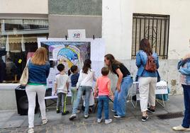 Un grupo participando en la pintura.