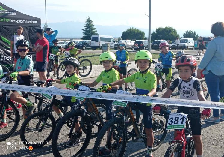 Imagen principal - 12 ciclistas de la AC Cancho Roano participaron en la última prueba Judex BTT