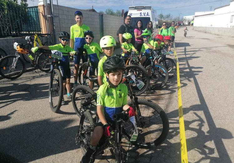 Imagen principal - Arriba, ciclistas ilipenses que participaron en Ribera del Fresno. Debajo, Rubén García recibiendo el premio.