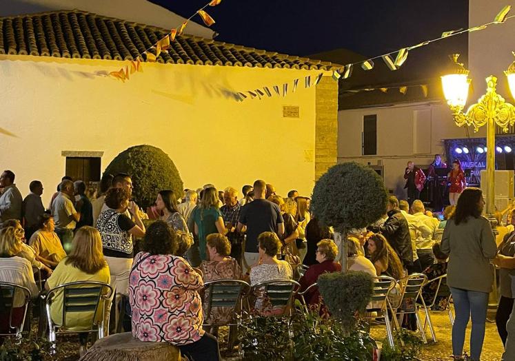 Imagen principal - La Plazoleta de la Justicia acoge la celebración de San Antonio