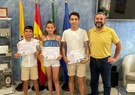 El alcalde ilipense con los 3 alumnos reconocidos este curso.