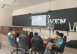 Varios jóvenes asistieron a la proyección del cortometraje.