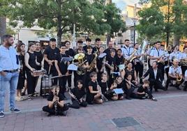 De negro, la banda ilipense, junto a la banda de Navalmoral, en el encuentro antes de comenzar el concierto.