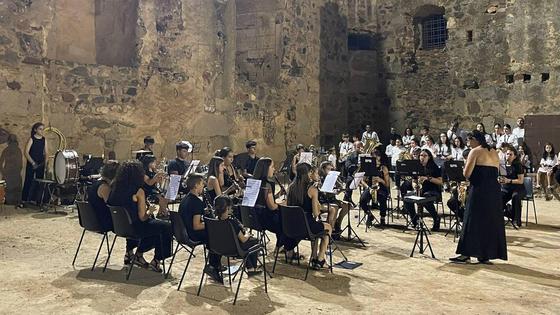 La banda de música de Medellín y la de Zalamea de la Serena participaron en el VI Encuentro de Bandas de la localidad ilipense