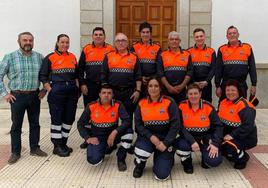 José Antonio Murillo, alcalde de Zalamea, junto al grupo de Protección Civil de la localidad.