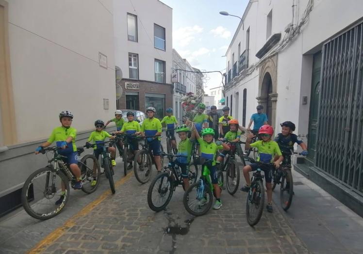 Imagen principal - Unos 20 ciclistas participaron en la IV ruta Peregrinación al Cristo de Zalamea