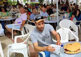 Álvaro, el valiente que ha intentado este año terminarse la hamburguesa.