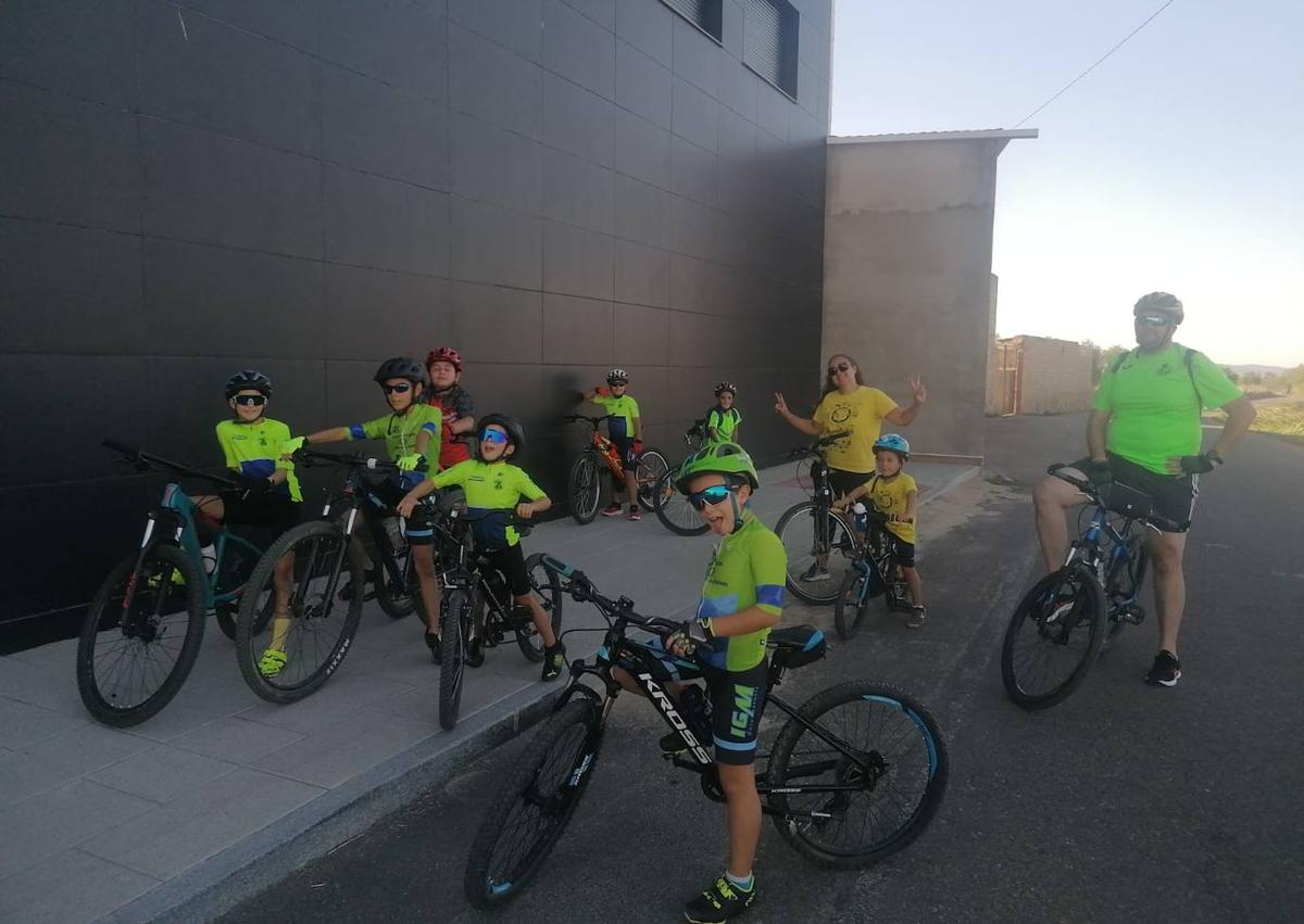 Imagen secundaria 1 - Ramón Núñez obtiene un estupendo tercer puesto en la Media Maratón de la XXII Ruta Ciclista de BTT Villa de Paterna