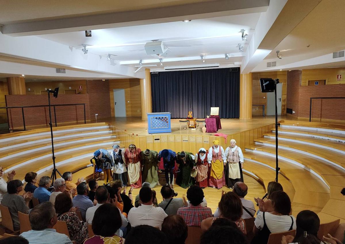 Imagen secundaria 1 - Zalamea disfrutó con la obra 'Buscando a Nebrija'