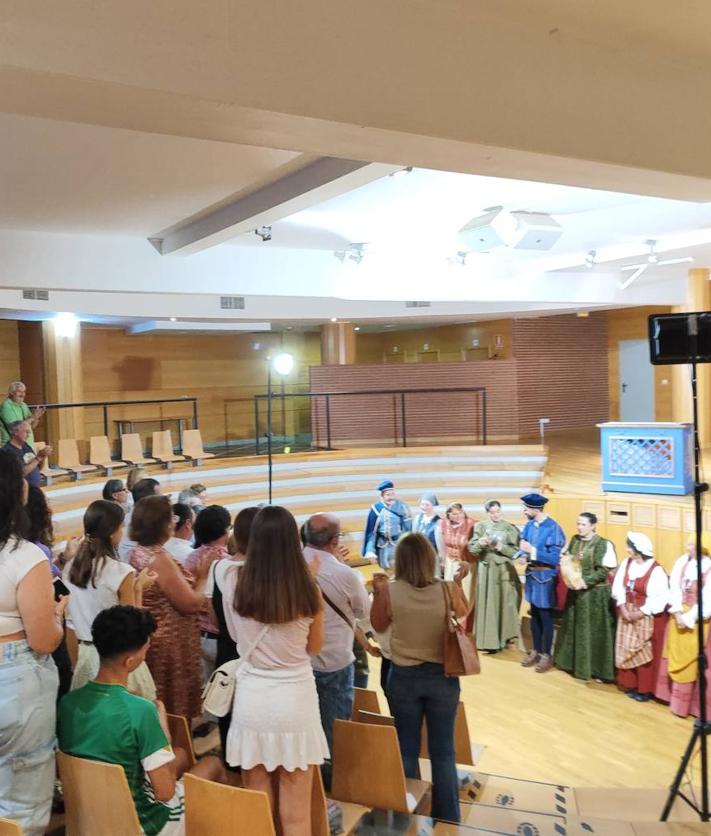 Imagen secundaria 2 - Zalamea disfrutó con la obra 'Buscando a Nebrija'