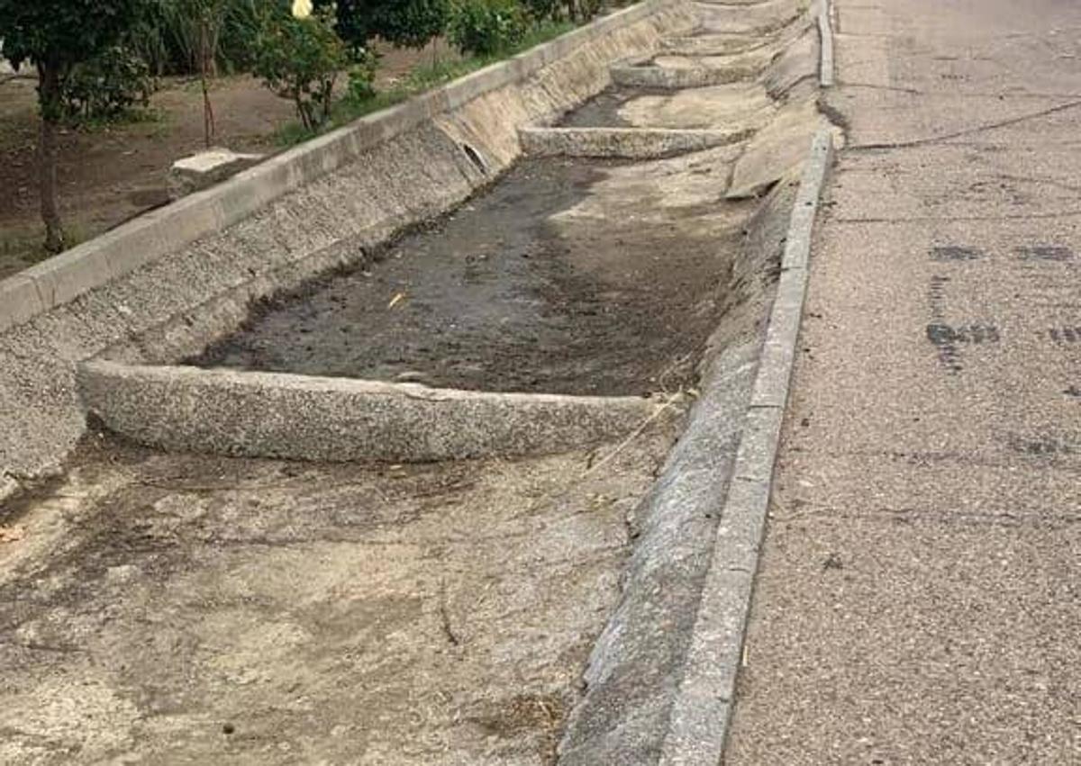 Imagen secundaria 1 - El Ayuntamiento de Zalamea limpia las posibles zonas de inundación