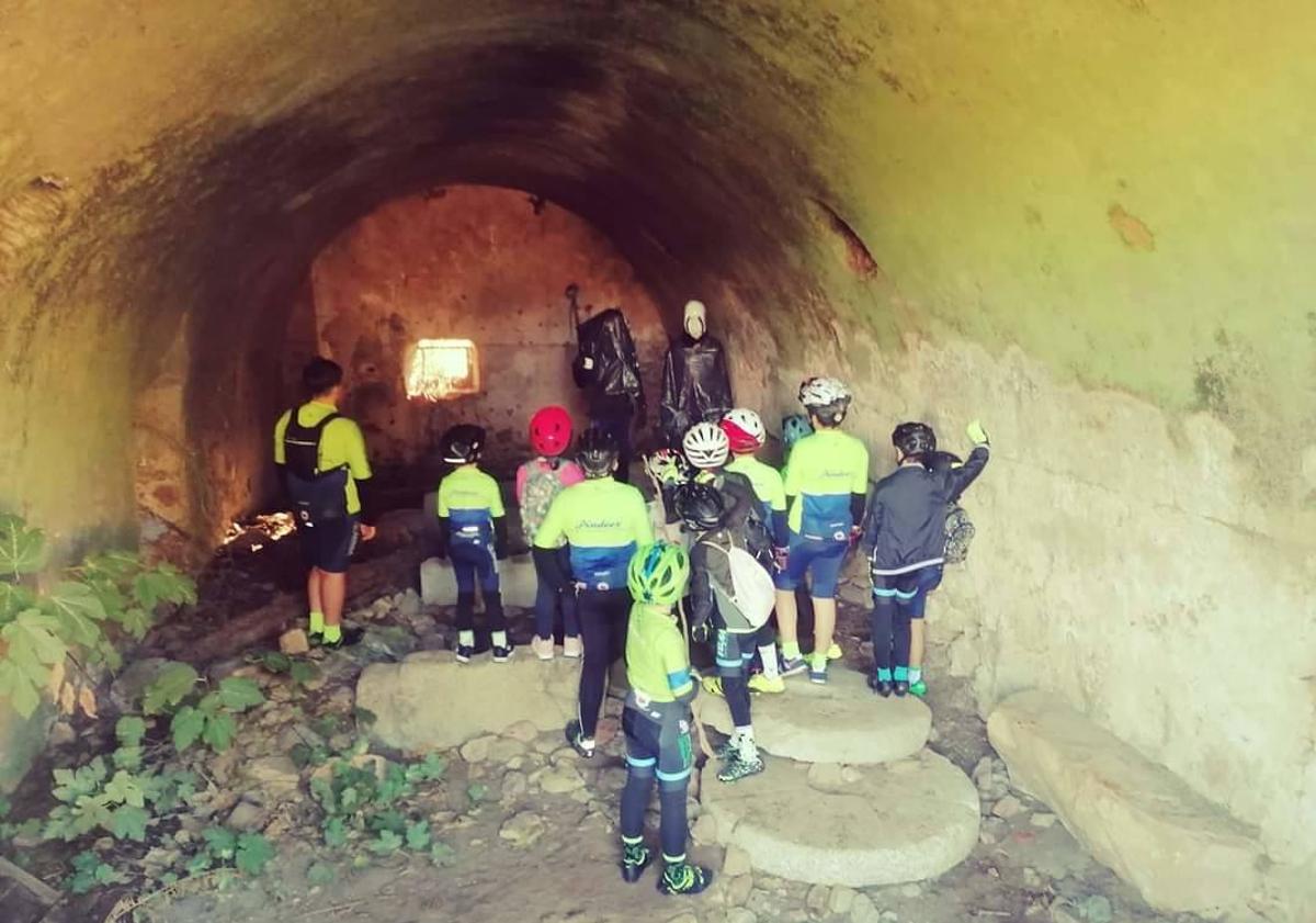 Imagen principal - La AC Cancho Roano disfrutó de una terrorífica ruta por Halloween