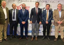 El alcalde ilipense con algunos de los asistentes al encuentro.