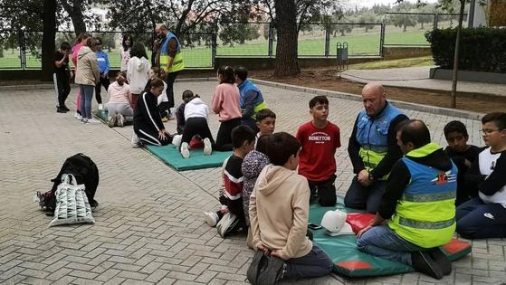Alumnos del colegio Calderón de la Barca participan en un taller de primeros auxilios