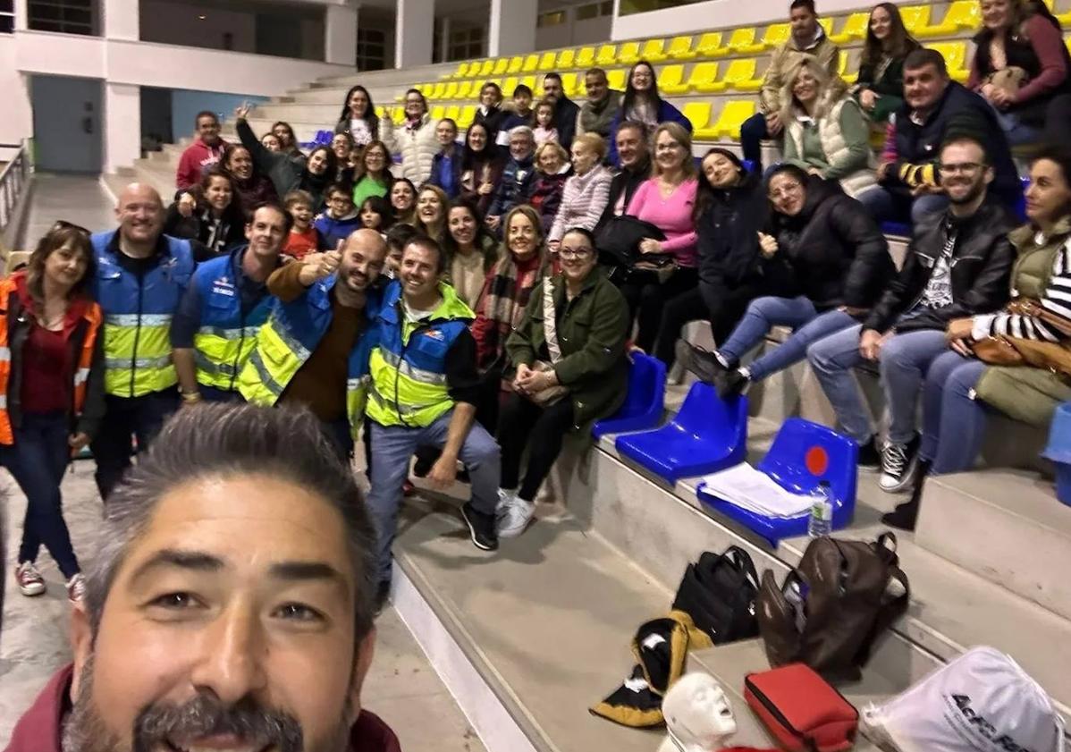 Imagen principal - Alumnos del colegio Calderón de la Barca participan en un taller de primeros auxilios