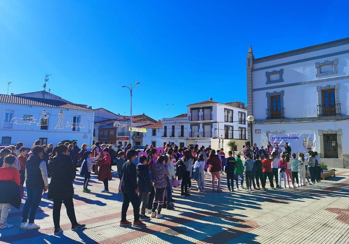 Imagen principal - Zalamea se mueve contra la violencia de género