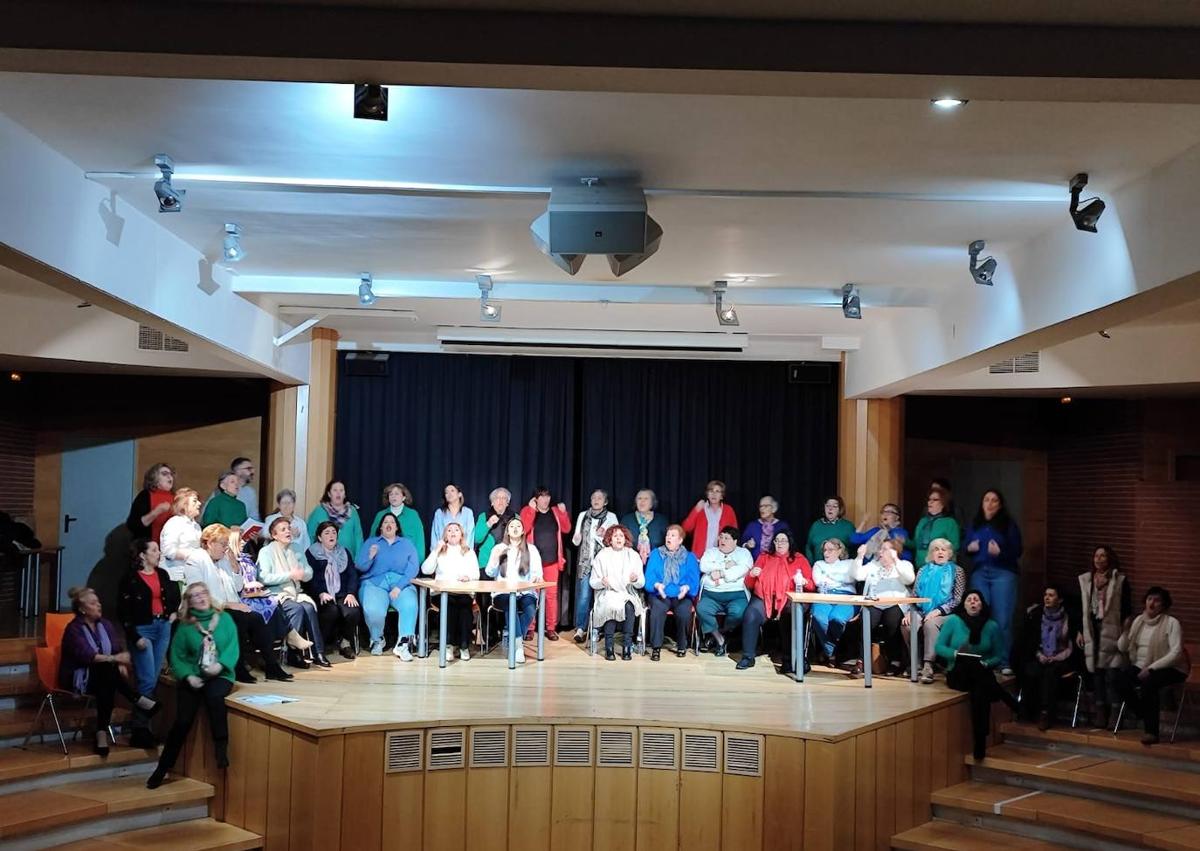 Imagen secundaria 1 - Zalamea disfrutó con los microteatros 'Abriendo el alma'