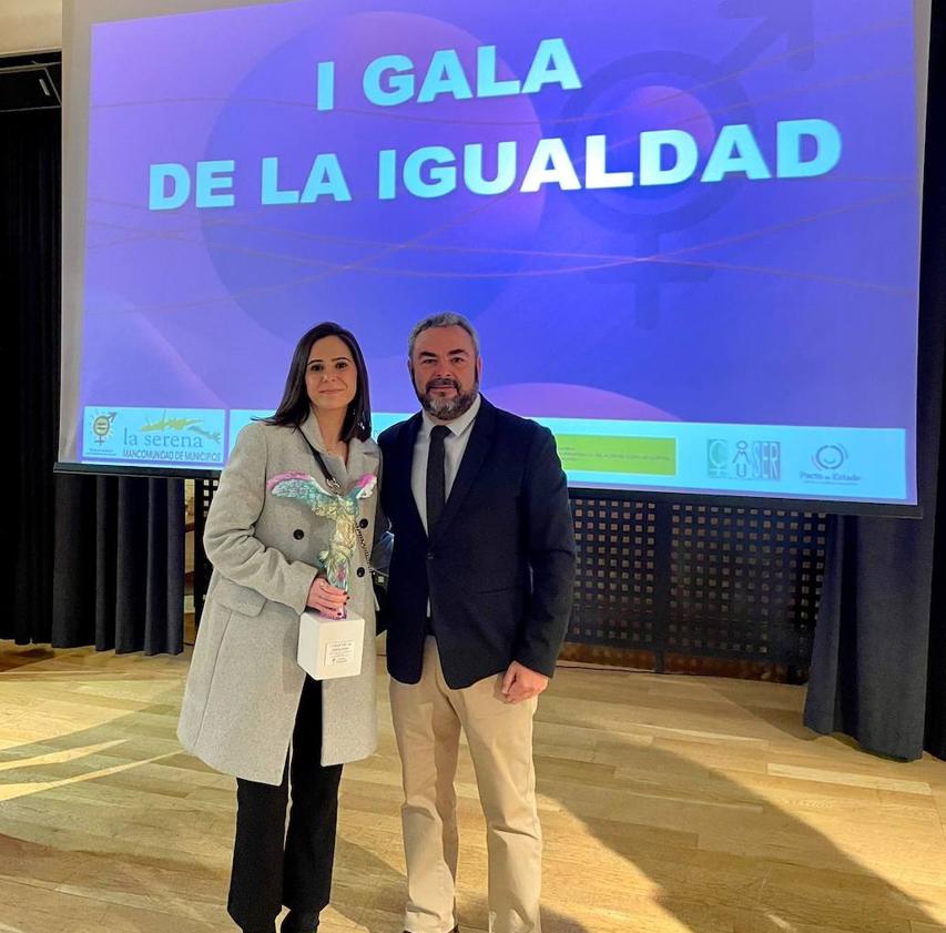 Imagen principal - Arriba; Inma Paredes recoge el premio de manos del alcalde ilipense. Debajo, vista del Centro Cultural durante la entrega de premios y premios entregados durante la gala.