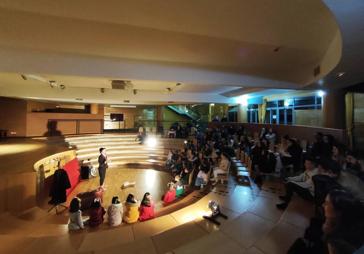 Imagen principal - 'El último reto' llenó de magia el Centro Cultural