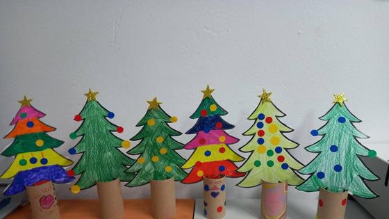 Los pequeños ilipenses crean Árboles de Navidad y Bolas de Nieve en los talleres de manualidades navideñas