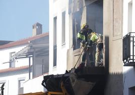 Bomberos trabajando ayer en la planta superior de la fachada que da a la calle Iulipa.