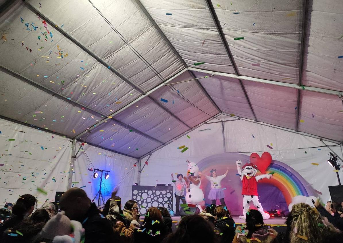 Imagen secundaria 1 - Los pequeños ilipenses disfrutaron de sus Campanadas Infantiles