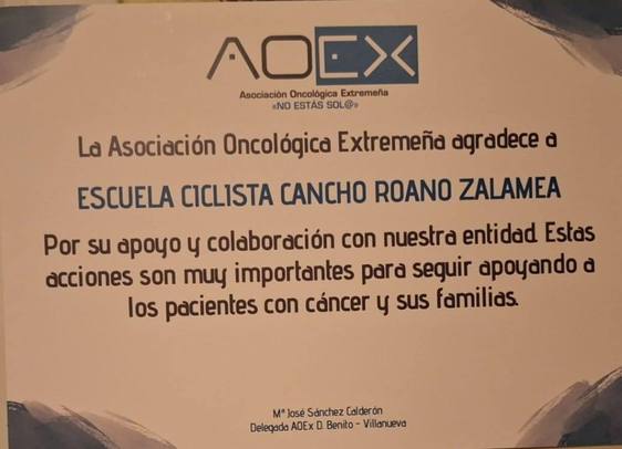 La AC Cancho Roano entrega a la AOEX la recaudación de la Carrera del Pavo