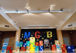 El paje recogerá las cartas en el buzón real para entregárselas a los Magos.