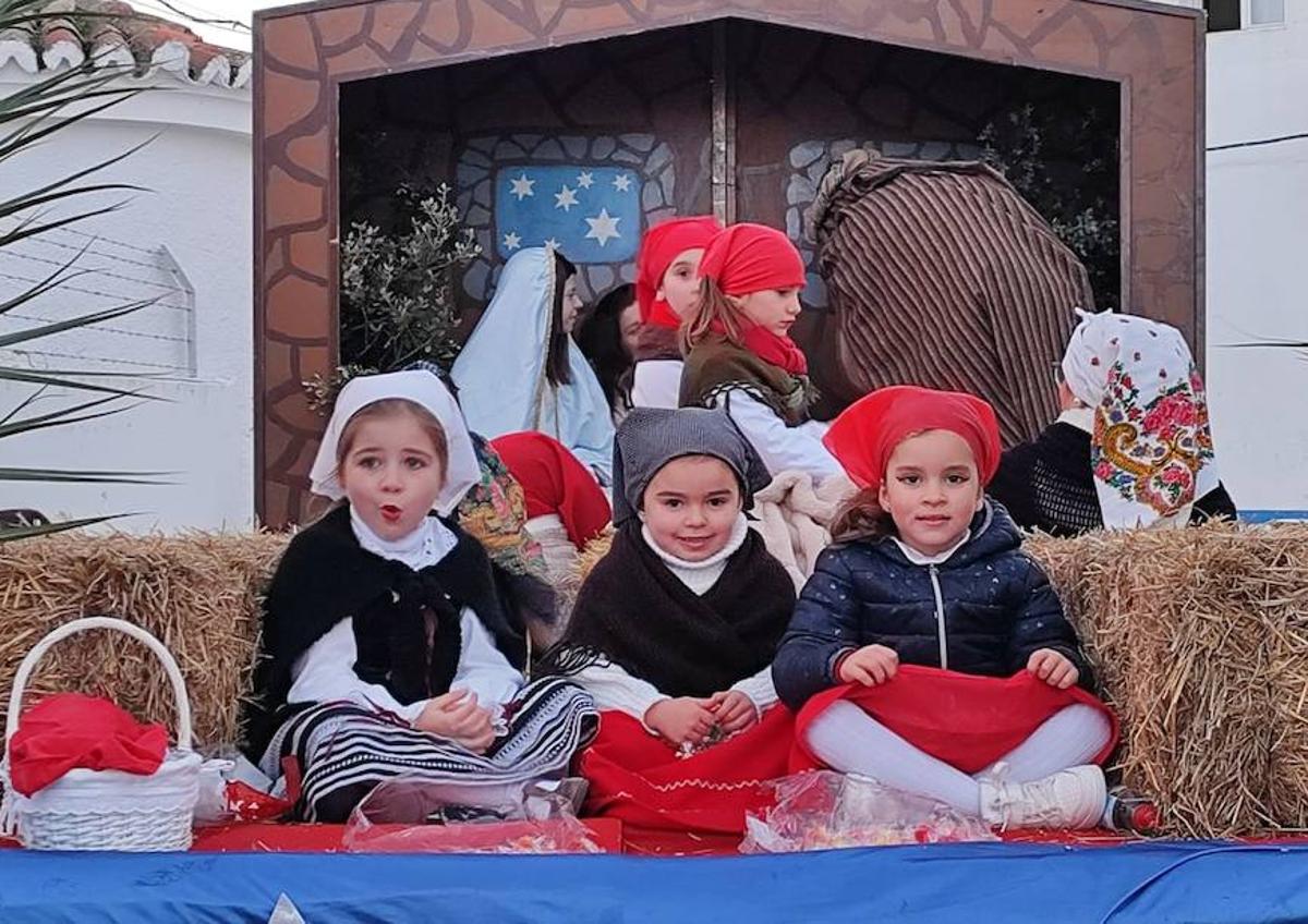 Imagen secundaria 1 - Carroza del Portal de Belén con sus pastorcillos.