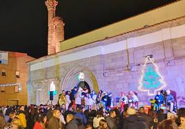 Los Magos en sus tronos, tras la cabalgata, recibiendo a los niños.