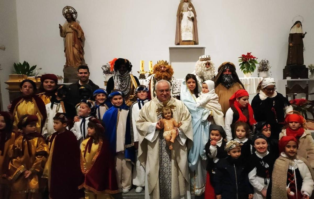 Imagen principal - Los Reyes Magos recorrieron Zalamea llenando sus calles de magia e ilusión