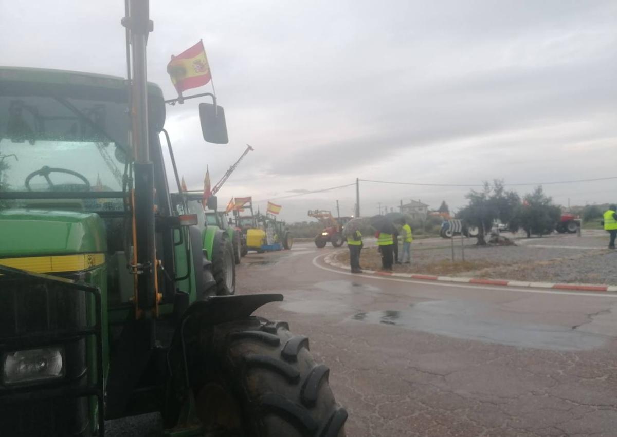 Imagen secundaria 1 - Tractorada en el cruce de Zalamea