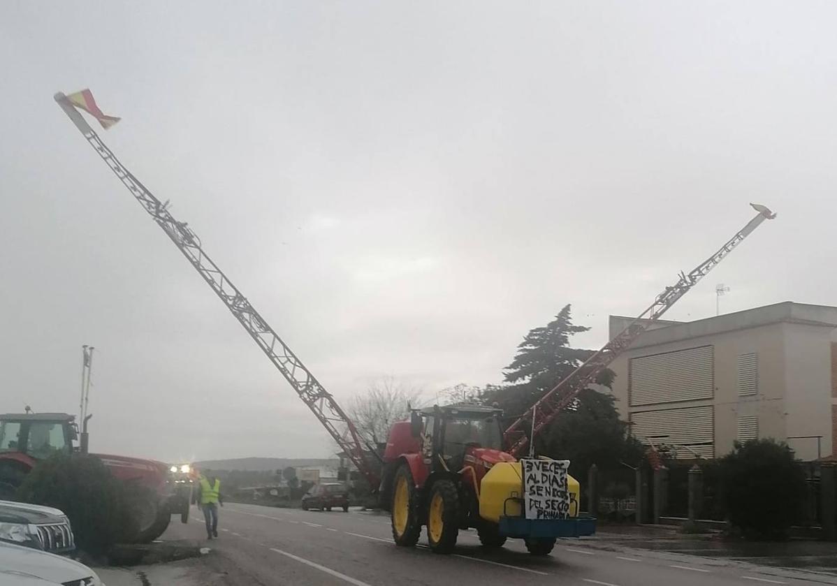 Imagen principal - Tractorada en el cruce de Zalamea