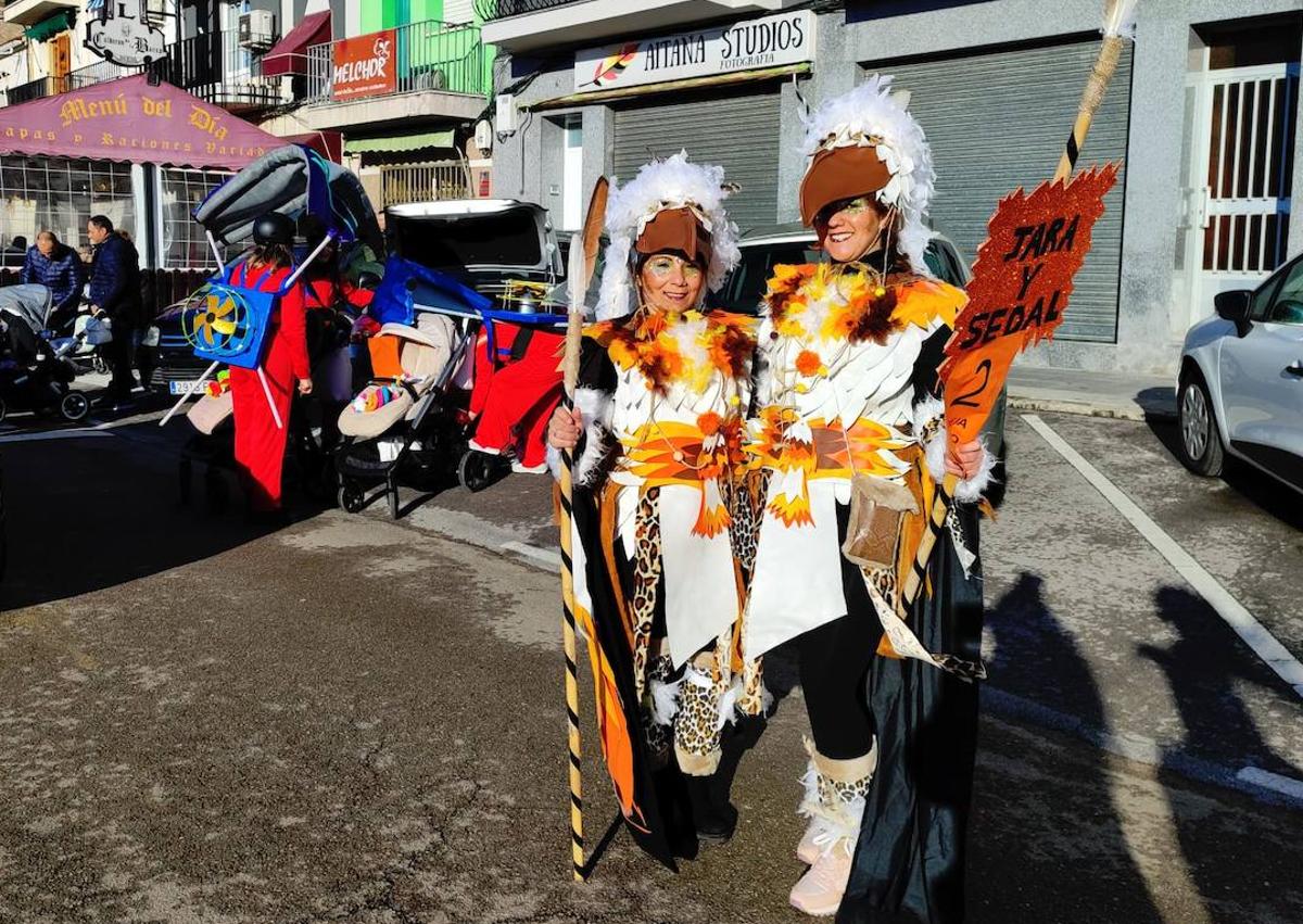 Imagen secundaria 1 - 20 comparsas llenaron de color y diversión las calles de Zalamea